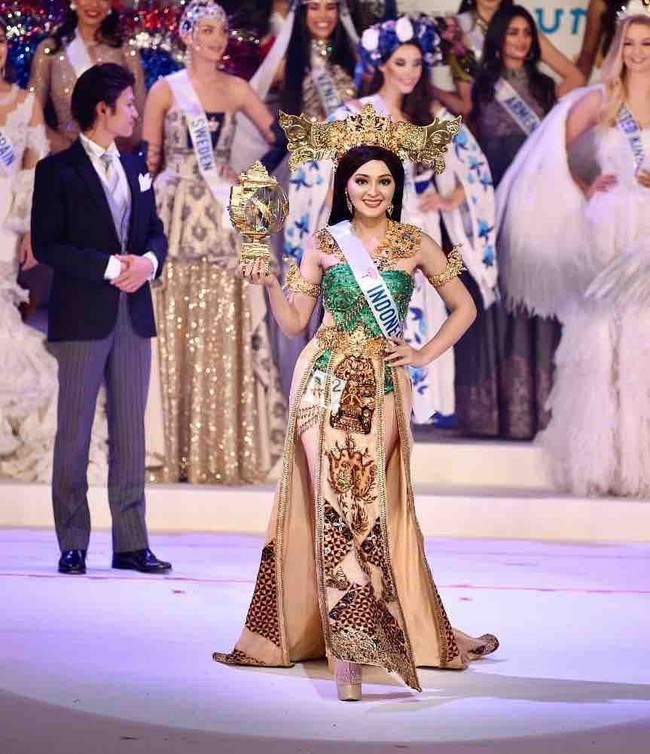 Jolene Marie lalu menjelma bak srikandi saat sesi kostum nasional. Ia berhasil memukau dengan kostum bertema The Legend of Dewi Rengganis buatan Diana Couture yang berkolaborasi dengan brand aksesori Le Ciel. (Foto: Instagram/@officialputeriindonesia)