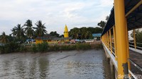 Terlepas masjid mana yang lebih tua, benda cagar budaya ini memang patut dijaga keberadaannya hingga nanti untuk anak cucu kita. Lokasi masjid di dekat dermaga Pulau Buru (Foto: Ahmad Masaul Khoiri/detikcom)