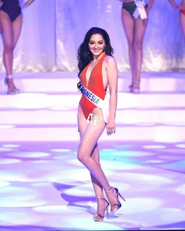 Untuk seksi swimsuit, Puteri Indonesia Lingkungan 2019 itu memilih one-piece bikini berwarna merah. Ia menyempurnakan gayanya dengan sepasang heels metalik untuk menopang kaki jenjangnya. (Foto: Instagram/@officialputeriindonesia)