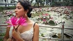 Liburannya Artis Bollywood yang Pamer Foto Topless di Bali