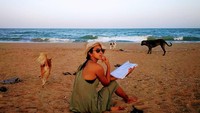 Bagi Amala, pantai adalah tempatnya bisa merenung dan me-recharge energi dari padatnya aktivitas sebagai artis dan bintang film Bollywood. (Instagram/@amalapaul)