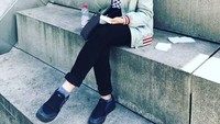Duduk santai di tangga, Claudia asyik menikmati makanannya. Gadis kelahiran Cirebon ini memang bukan foodies yang suka makan berbagai makanan karena ia juga harus menjaga kualitas suaranya.  Foto: instagram @audi_emmanuela