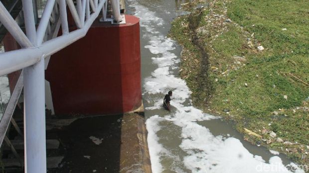 Bendungan Tirtonadi dipenuhi busa misterius.