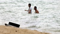 Tak cuma menawarkan panorama alam yang menarik dengan hamparan pasir putihnya, para pengunjung pun dapat bermain air, berenang, hingga bermain jet ski di pantai ini. Tak heran Pantai Ketam kerap didatangi warga untuk berwisata di akhir pekan maupun libur panjang.