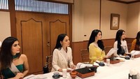 Begitupun dengan foto yang ini, sebelum melakukan meeting untuk acara Miss Internasional, Jolene Marie dan yang lainnya disuguhi makan siang. Foto: Instagram @joleneemarie