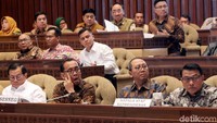 Menteri Sekretaris Negara (Mensesneg) Pratikno, bersama Kepala Kantor Staf Presiden (KSP) Moeldoko, dan Sekretaris Kabinet (Seskab) Pramono Anung menghadiri rapat kerja bersama Komisi II DPR, Jakarta, Rabu (13/11/2019).