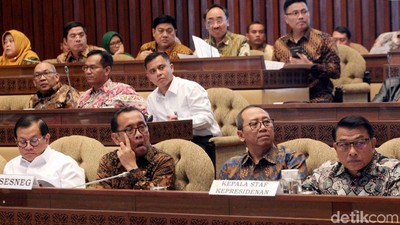Pratikno hingga Moeldoko Hadiri Rapat Perdana Bareng DPR