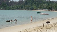 Pantai Pelawan masuk zona terbatas buat PLN karena regulasi yang berlaku. Chrisman menjelaskan, selain PLN, ada dua penyedia listrik lain di Karimun yang berasal dua perusahaan swasta. Regulasi tersebut membagi zona atau area masing-masing perusahaan untuk mengaliri listrik sekitarnya (Foto: Ahmad Masaul Khoiri/detikcom)