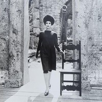 Lesley MacLennan adalah mantan model yang di era 50-an cukup sukses. Dia pernah bekerjasama dengan YSL hingga Dior di masa mudanya. Kini, sang model berusia 85 tahun itu  berakhir di panti jompo. Foto: dok. James Muller, Lesley MacLennan