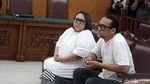 Hadapi Tuntutan, Nunung Terus Gandeng Suami