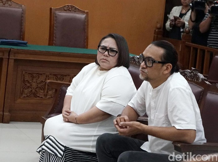 Nunung dan Jan Sambiran saat ditemui di Pengadilan Negeri Jakarta Selatan.