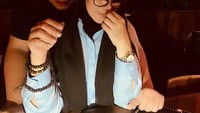 Meski awalnya sempat takut bersamalan dengan Vicky Prasetyo, tapi kini Sarita Abdul Mukti terlihat akrab dengan Vicky. Lewat unggahan foto mereka di Instagram, Sarita mengungkapkan bahwa ia berteman dengan Vicky. Foto: Instagram @queen_saritaabdulmukti