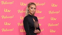 Tampil dengan dress hitam berbelahan rendah, Lucie hampir saja mengekspose bagian intimnya jika tak buru-buru membenarkan bajunya itu. Jeff Spicer/Getty Images