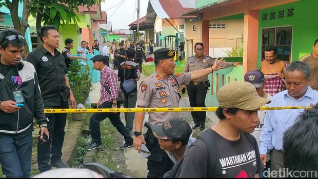  Polisi bersama tim penjinak bom menggeledah rumah kontrakan pelaku bom bunuh diri di Mapolrestabes Medan, Rabu (13/11/2019)