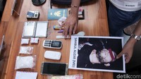 Polisi menunjukkan tersangka Sahibul Auzar yang tewas ditembak karena mencoba merampas senjata polisi.