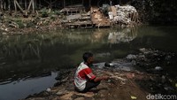 Setidaknya, dari 33,5 kilometer (km) bantaran yang harus dinormalisasi, hingga kini baru 16 km yang baru selesai. Proyek itu mandek akibat terkendala pembabasan lahan. Pradita Utama/Dok. Detikcom.