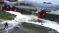 Begini penampakan busa misterius yang terlihat di Bendung Tortonadi Solo sejak pagi hingga siang tadi, Rabu (13/11/2019). Tampak busa memenuhi sungai di sekitar pintu air bendungan.