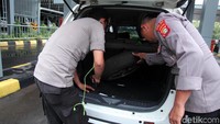 Ban serep diangkat, petugas kemudian memeriksa bagian dalamnya.