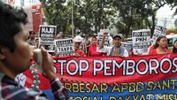 Massa yang tergabung dalam Serikat Perjuangan Rakyat Miskin Indonesia berunjukrasa di depan Gedung DPRD DKI Jakarta, Rabu (13/11/2019).