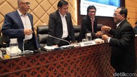 Budi Karya menyalami pimpinan Komisi V DPR sebelum rapat.
