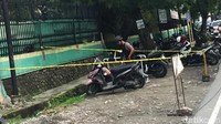 Belum diketahui apa saja yang diamankan petugas dalam bagasi sepeda motor diduga milik korban. Petugas kepolisian yang berada di lokasi belum memberikan keterangan apapun terkait penggeledahan tersebut.