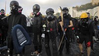 Puluhan polisi juga berusaha membubarkan massa dan memukuli sejumlah orang. Seorang juru bicara kepolisian memperingatkan bahwa Hong Kong berada di ambang kehancuran total.
