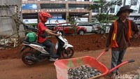 Pekerja tidak leluasa saat pengerjaan proyek berlangsung.