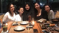 Bersama putri-putrinya, Sarita ajak mereka untuk makan malam bersama, dengan hidangan khas Jepang yang menarik. Foto: Instagram @queen_saritaabdulmukti
