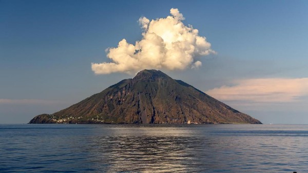 Foto: Cantik tapi Bahaya, Ini Pulau Atraktif dengan Gunung Aktif