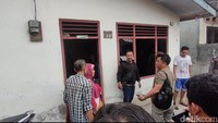 Warga juga tampak berkumpul di depan rumah melihat polisi yang melakukan penggeledahan. Belum diketahui apa saja yang dicari dan ditemukan polisi di dalam rumah itu. Berdasarkan keterangan tetangga di sekitar rumah tersebut, terduga pelaku yang diketahui bernama Rabbial Muslim Nasution bekerja sebagai driver ojek online. Budi Warsito/Dok. Detikcom.