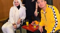 Jadi bintang tamu acara yang dipandu Boy William, Sarita tampil cantik ditemani putrinya, lengkap dengan jus jeruk dan aneka buah segar sebagai teman ngobrol. Foto: Instagram @queen_saritaabdulmukti
