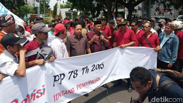 Demo buruh tolak kenaikan iuran BPJS Kesehatan di DPRD Sukoharjo.