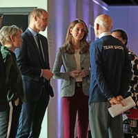 Inilah penampilan Kate Midddleton saat mengunjungi sebuah acara amal di London, Inggris, Selasa (12/11/2019). Bukan gaun yang biasa menjadi andalannya, kali ini pilihan istri Pangeran William itu jatuh pada tampilan yang lebih maskulin. (Foto: Getty Images)