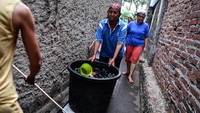Jika pasokan air datang warga berlomba untuk mengambil air menggunakan sejumlah wadah seperti bak, ember hingga dirigen air.