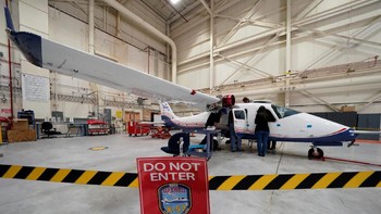 X-57 “Maxwell”, demikian sebutannya, dipamerkan di laboratorium penerbangan NASA di Florida. Pesawat ini telah dikembangkan sejak tahun 2015. Foto: Reuters