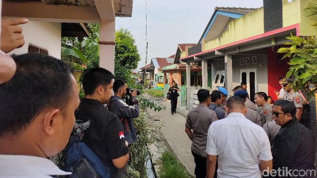  Polisi bersama tim penjinak bom menggeledah rumah kontrakan pelaku bom bunuh diri di Mapolrestabes Medan, Rabu (13/11/2019)