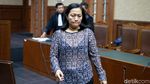 Perantara Suap Bowo Sidik Pakai Baju Menerawang di Sidang Vonis