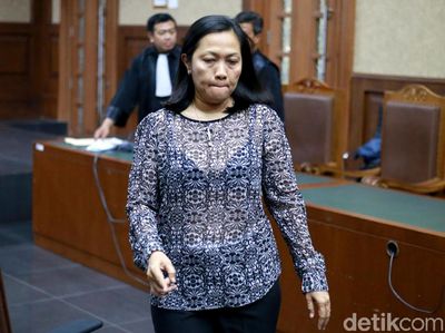 Perantara Suap Bowo Sidik Pakai Baju Menerawang di Sidang Vonis