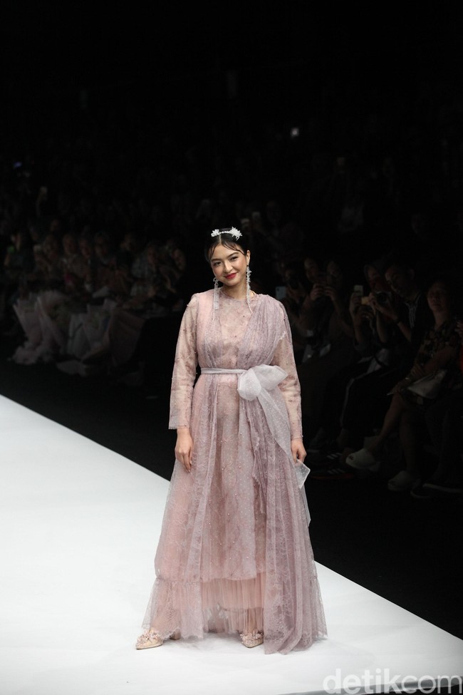 Fashion show Barli Asmara terinspirasi oleh wanita aktif yang dinamis di kota besar Asia Selatan. Yang ditampilkan di panggung Jakarta Fashion Week 2020, Senayan City, Jakarta. Sabtu [26/10/2019]. Foto: Rifkianto Nugroho/detikcom