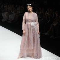 Fashion show Barli Asmara terinspirasi oleh wanita aktif yang dinamis di kota besar Asia Selatan. Yang ditampilkan di panggung Jakarta Fashion Week 2020, Senayan City, Jakarta. Sabtu [26/10/2019]. Foto: Rifkianto Nugroho/detikcom