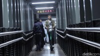 Sebelumnya diberitakan, foto-foto kerusakan JPO akibat dilintasi skuter listrik diunggah di akun Instagram Dinas Bina Marga DKI. Lapisan lantai dari kayu tampak terkelupas dan bekas ban terlihat jelas.