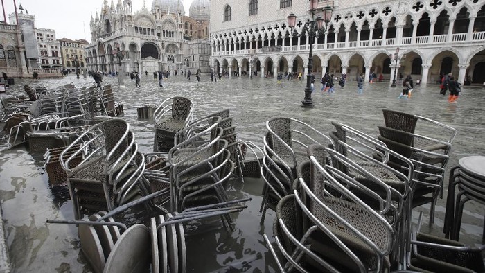 Banjir di Venesia Kini Berstatus Darurat Bencana 85 persen kota Venesia terendam air. Bahkan menjadi rekor terparah sejak tahun 1966. Gelombang pasang ini diperkirakan masih akan menghantam kota laguna ini.