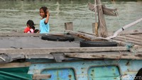 Sejumlah anak-anak di kawasan permukiman nelayan yang berada di Kampung Sungai Pasir, Kabupaten Karimun, Kepulauan Riau, sedang bermain bersama teman-teman di sore hari.
