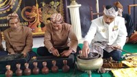 Tradisi ini tujuannya untuk menjaga kondisi benda pusaka yang sudah berumur ratusan tahun itu, agar tidak rusak dimakan usia. (Dadang Hermansyah/detikcom)