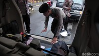 Polisi memastikan tidak ada benda mencurigakan di dalam mobil.