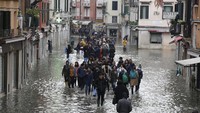 Venesia bukan satu-satunya kota yang dilanda bencana. Hujan deras yang turun di Italia juga memukul keras wilayah selatan negara ini, termasuk kota Taranto, Brindisi dan Matero, serta Pozzallo dan Noto di Sisilia. Di Matera angin topan menyebabkan pohon-pohon dan tiang listrik tumbang dan merusak sejumlah atap dan bangunan. Sampai sekarang tidak dilaporkan adanya korban jiwa. Menurut perkiraan cuaca, hujan masih akan terus turun di Italia dalam beberapa hari mendatang.