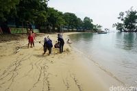 Miris, Pantai Kesukaan Turis Di Perbatasan Ini Tak Ada Listrik