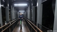 Sayangnya, ada yang menggunakan skuter listrik tersebut di jembatan penyeberangan orang (JPO) sehingga merusak JPO tersebut.