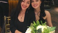 Nampaknya warna hitam adalah warna kesukaan Jolene Marie yang selalu dipilih untuk setelannya ketika berpergian untuk nongkrong di kafe dan restoran.  Foto: Instagram @joleneemarie