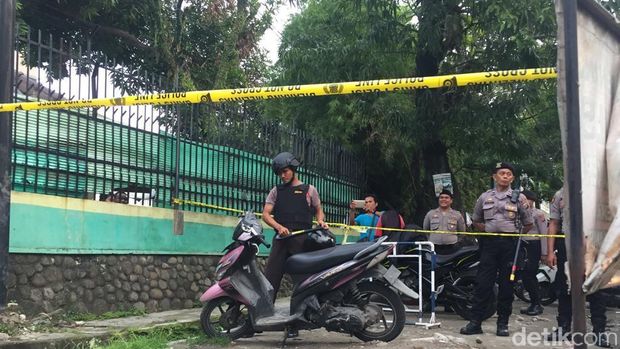 Polisi memeriksa motor pelaku bom bunuh diri di Mapolrestabes Medan